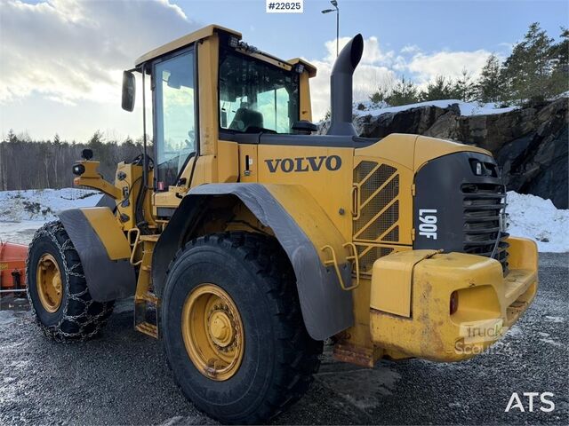 Rakodógép Volvo L90F wheel loader with a bucket