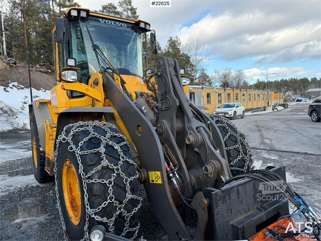 Rakodógép Volvo L90F wheel loader with a bucket