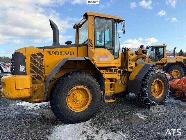 Rakodógép Volvo L90F wheel loader with a bucket