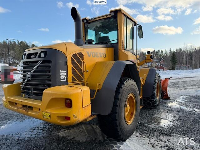 Rakodógép Volvo L90F wheel loader with a bucket