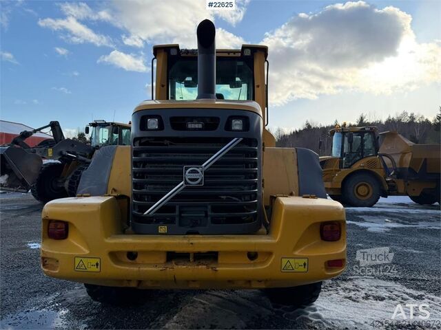 ładowarka Volvo L90F wheel loader with a bucket