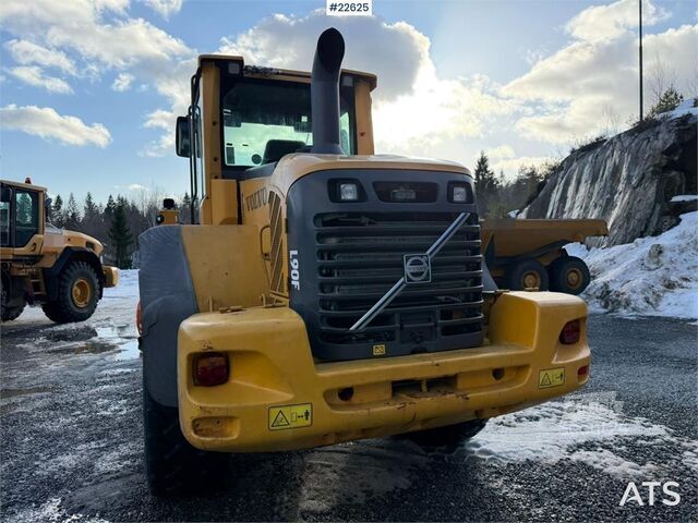 ładowarka Volvo L90F wheel loader with a bucket