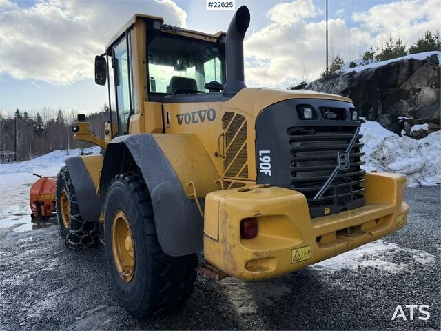 ładowarka Volvo L90F wheel loader with a bucket