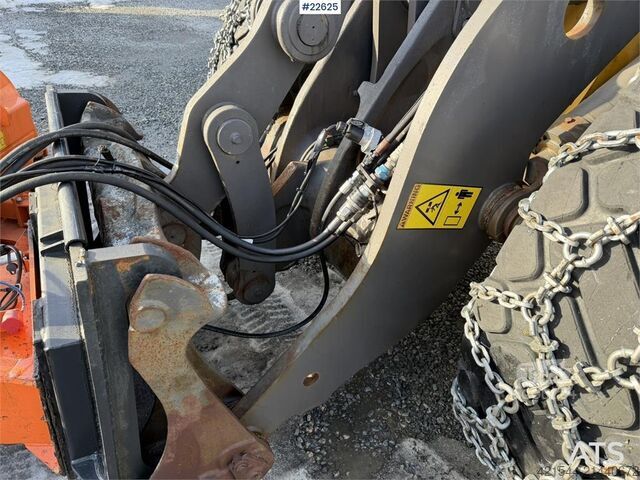 ładowarka Volvo L90F wheel loader with a bucket