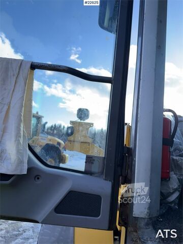 ładowarka Volvo L90F wheel loader with a bucket