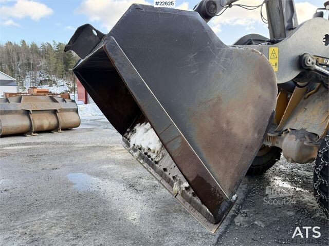 ładowarka Volvo L90F wheel loader with a bucket