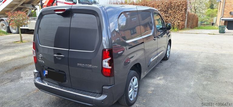 Lange overdekte wagen Toyota Proace city
