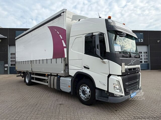 Ciężarówka z płaską platformą VOLVO FM330 4X2