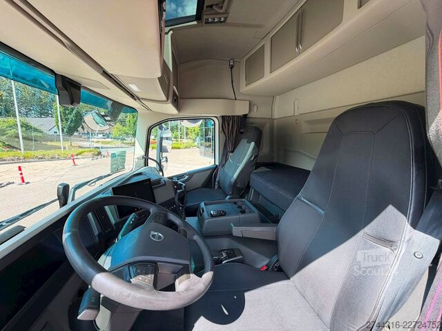 Ciężarówka z płaską platformą VOLVO FM330 4X2