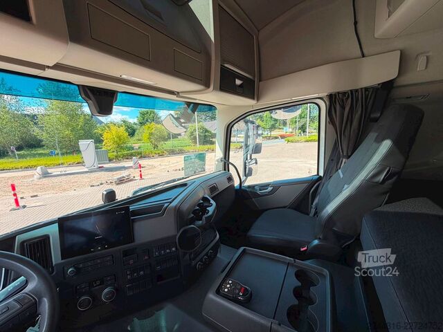 Ciężarówka z płaską platformą VOLVO FM330 4X2