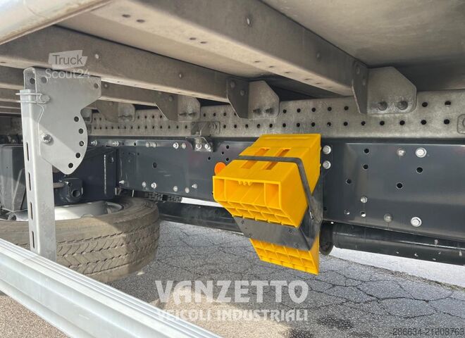 Truck with box body and tail lift Iveco Eurocargo 120e22