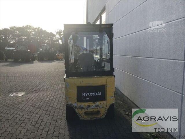 Chariot élévateur frontal Hyundai 32B-7