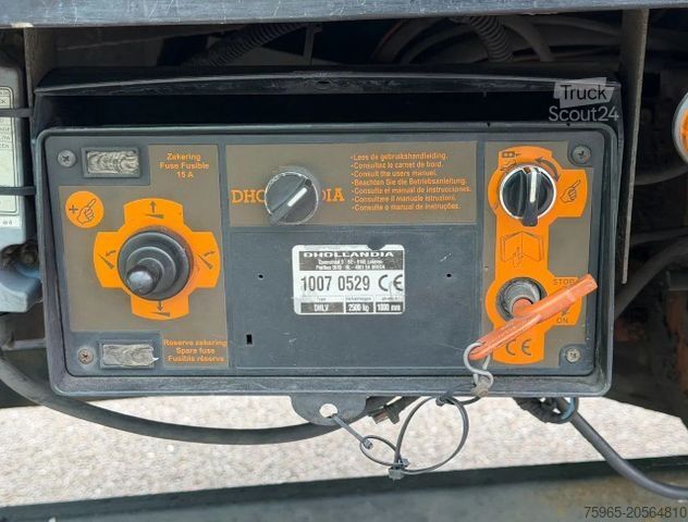 Kühlauflieger  System Trailer THERMO KING TAIL LIFT STEERING AX