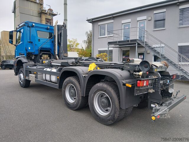Kamion s kipom s pomičnim kontejnerom  Arocs 3342 A 6x6 Meiller RK  26.65 K