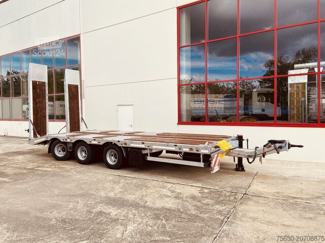 Low loader trailer Möslein TT 31 31 t GG Tridem- Tieflader 3 Achs, gelenktNeufahrzeug