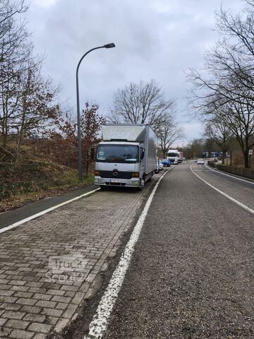 Camion-caisse Mercedes-Benz atego 823