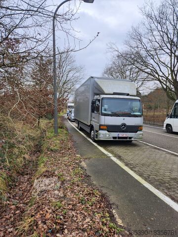 Camion-caisse Mercedes-Benz atego 823