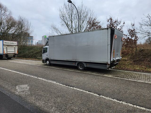 Camion-caisse Mercedes-Benz atego 823