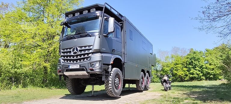 Vehículo de expedición 6x6 con elevador trasero Mercedes Arocs 6x6 SPECTRA Arocs