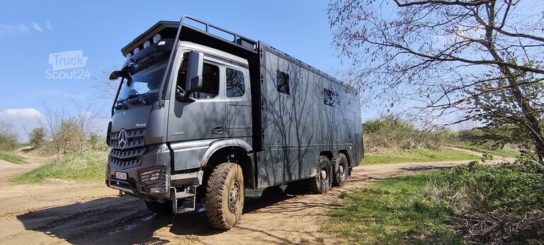 Vehículo de expedición 6x6 con elevador trasero Mercedes Arocs 6x6 SPECTRA Arocs
