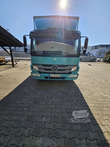 Nákladné auto s plachtou a rámom s hydraulickým čelom Mercedes Atego 818