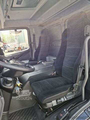 Vrachtwagen met bakwagen MERCEDES-BENZ 824 L Atego Tempomat Navi Schwenkwandkoffer