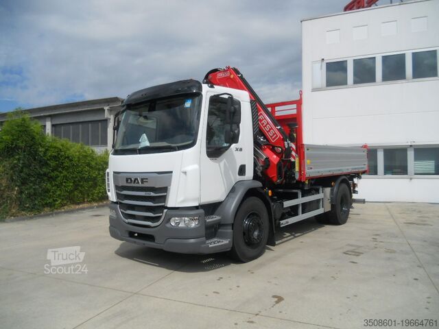 Lkw mit Kran und 3-Seiten-Kipper DAF XB 310 FA