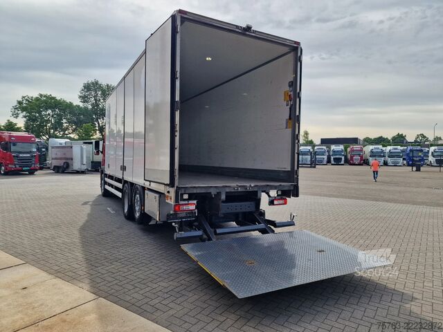 Resväska Volvo FM 370 Globetrotter 6x2*4 - Box with sidedoors ...