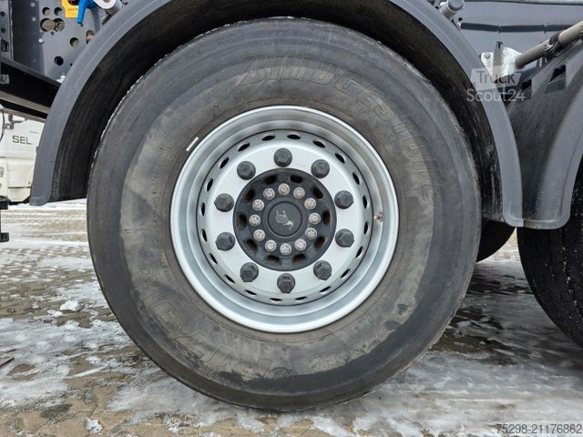 Tipper semitrailer SCHMITZ CARGOBULL SKI 24 SL 7.2 / Liftachse