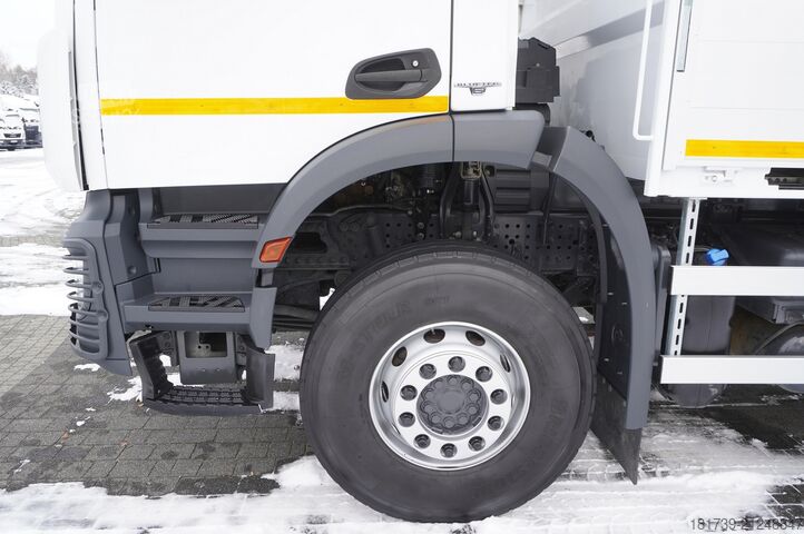 Platforma su kranu Mercedes-Benz Arocs 2633 flatbed truck / Crane FASSI