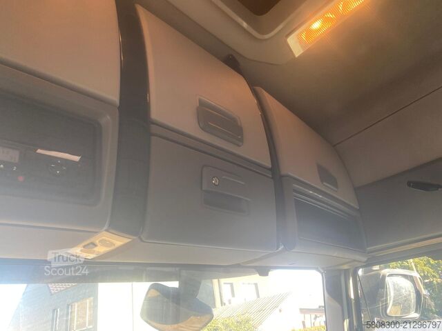 Camión volquete con grúa Renault T460 kraan kipper