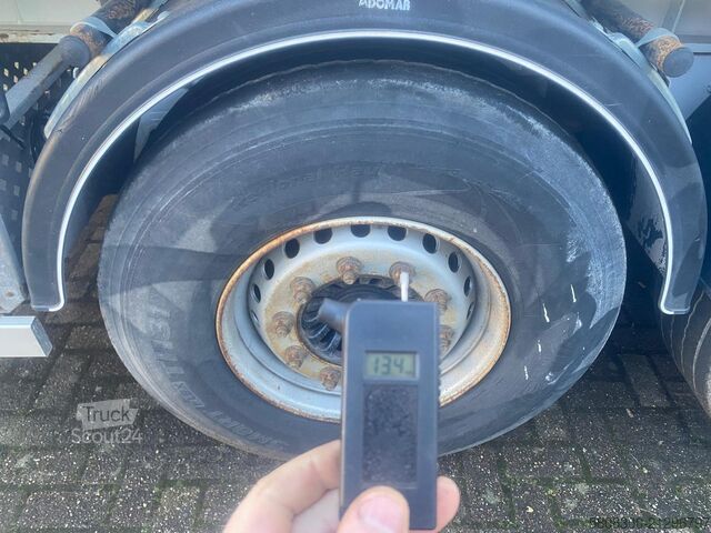 Camión volquete con grúa Renault T460 kraan kipper