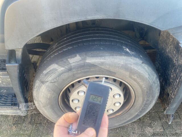 Camión volquete con grúa Renault T460 kraan kipper