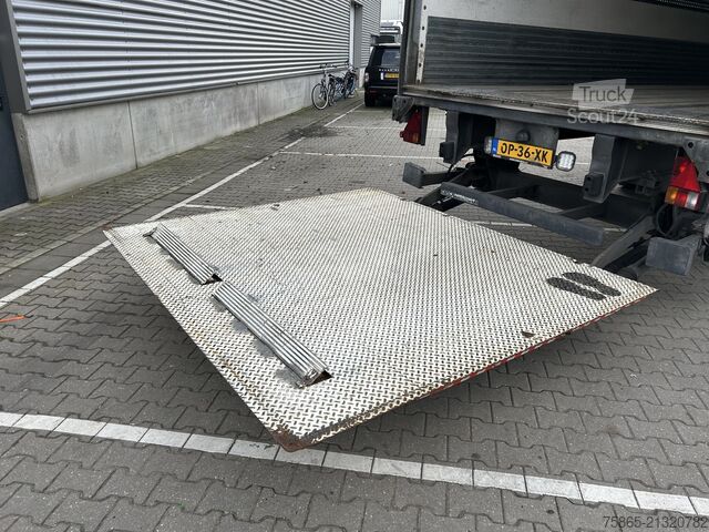 Kovček Fruehauf FSRMD4 / Box / Laadklep 2000 kg / Lift as / APK...