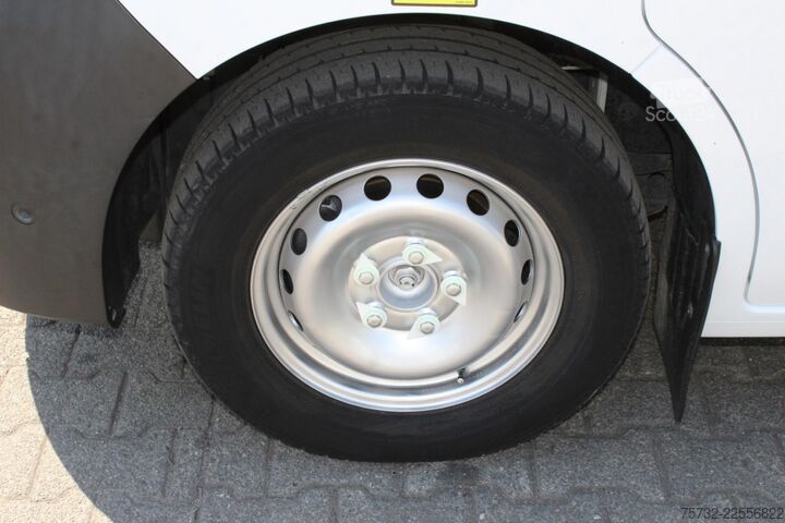Plate-forme élévatrice sur camion Renault Master  Versalift VDTL 14m - 2 Per.Korb 230kg