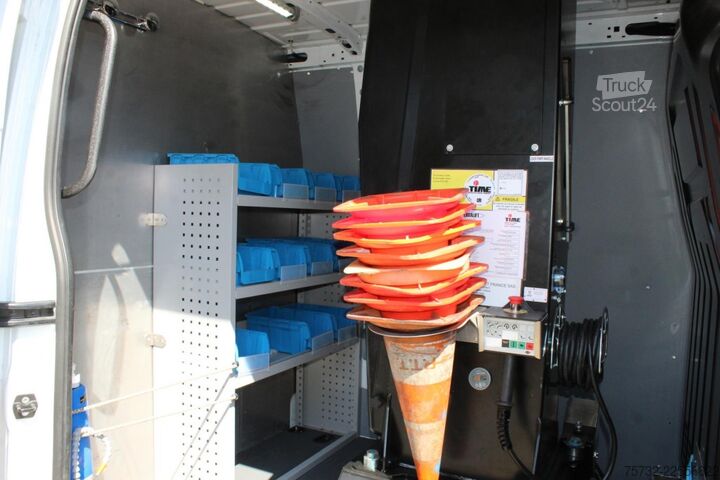 Plate-forme élévatrice sur camion Renault Master  Versalift VDTL 14m - 2 Per.Korb 230kg
