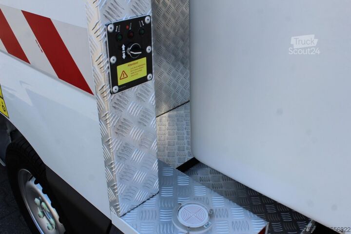 Plate-forme élévatrice sur camion Renault Master  Versalift VDTL 14m - 2 Per.Korb 230kg
