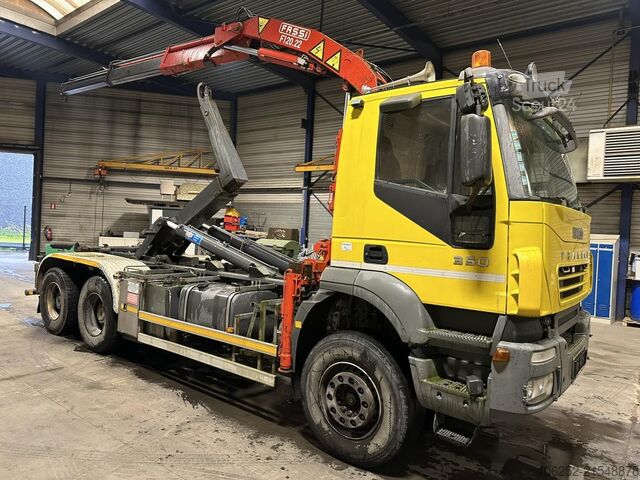 Containertransport (haakarmsysteem) Iveco TRAKKER 350 6x4 HOOKLIFT + CRANE FASSI F120.22 ...