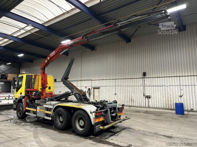 Containertransport (haakarmsysteem) Iveco TRAKKER 350 6x4 HOOKLIFT + CRANE FASSI F120.22 ...