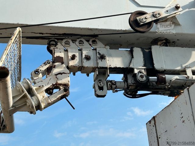 Кран, монтиран на камион MERCEDES-BENZ 2632 HMK Dachdeckerkran 6x6