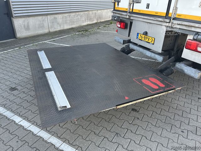 Chladírenská/mrazírenská přeprava DAF CF 300 FA / Carrier Multi Temp Koeler / Burgers...
