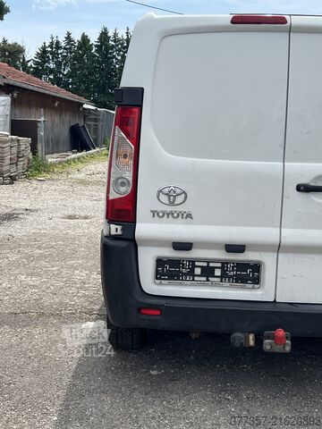 Umpikorja-auto Toyota Proace