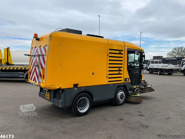 Balayeuse de voirie Ravo 540 with 3-rd brush