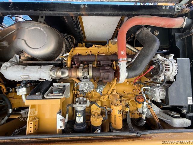 Mobile excavator CATERPILLAR M318F / 9.852 H / Deutsche Maschine