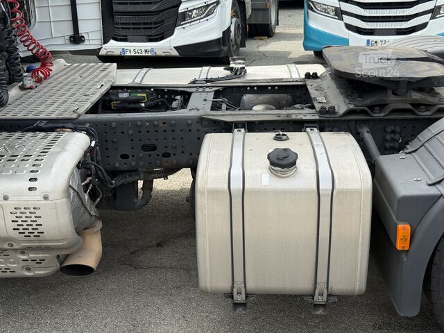 стандартний тягач Iveco SWAY 490