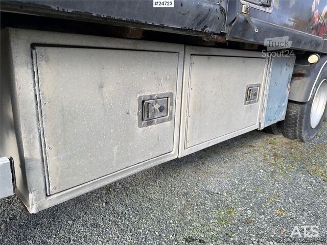 Ekeri polpriklopnik s kesonom z aluminijastimi rampami Ekeri Box semi-trailer with aluminium ramps