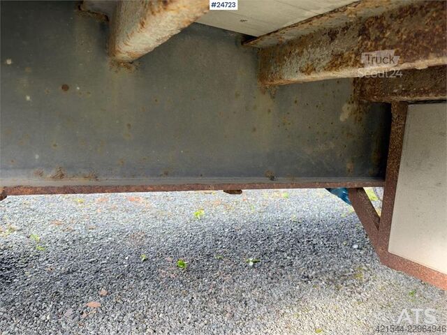 Ekeri polpriklopnik s kesonom z aluminijastimi rampami Ekeri Box semi-trailer with aluminium ramps