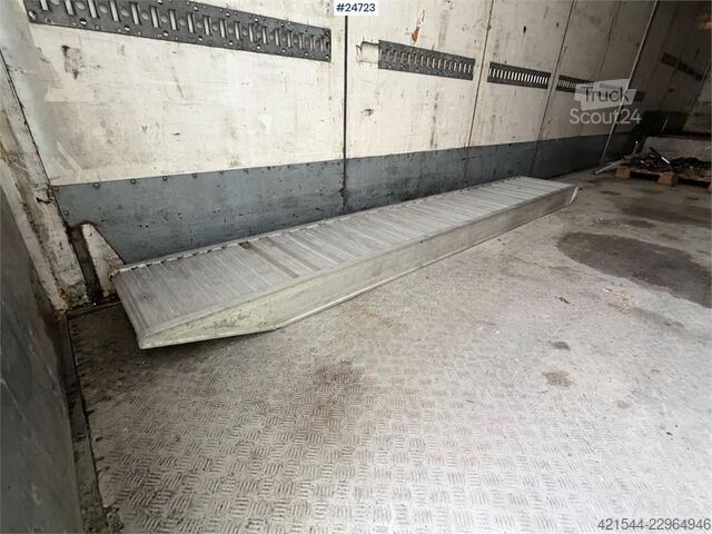 Ekeri polpriklopnik s kesonom z aluminijastimi rampami Ekeri Box semi-trailer with aluminium ramps