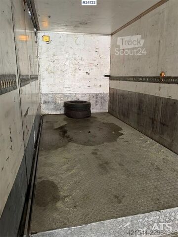 Ekeri polpriklopnik s kesonom z aluminijastimi rampami Ekeri Box semi-trailer with aluminium ramps