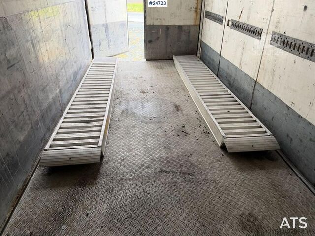 Ekeri polpriklopnik s kesonom z aluminijastimi rampami Ekeri Box semi-trailer with aluminium ramps